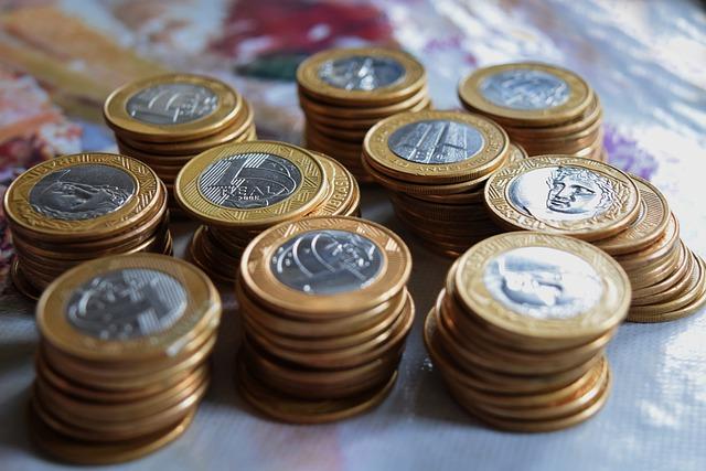 imagem de moedas de real empilhadas: IPCA e investimentos