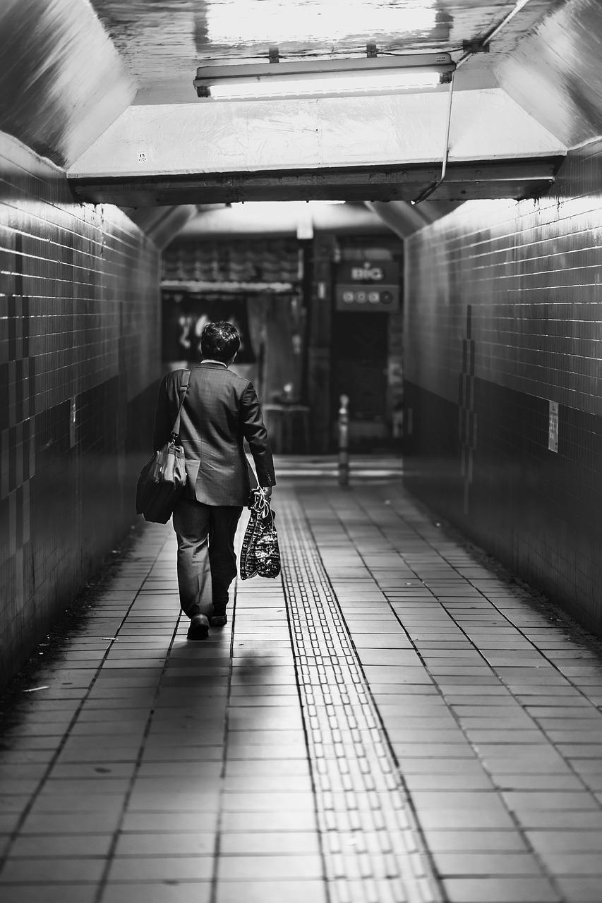 Imagem mostra executivo saindo do metrô rumo ao trabalho.