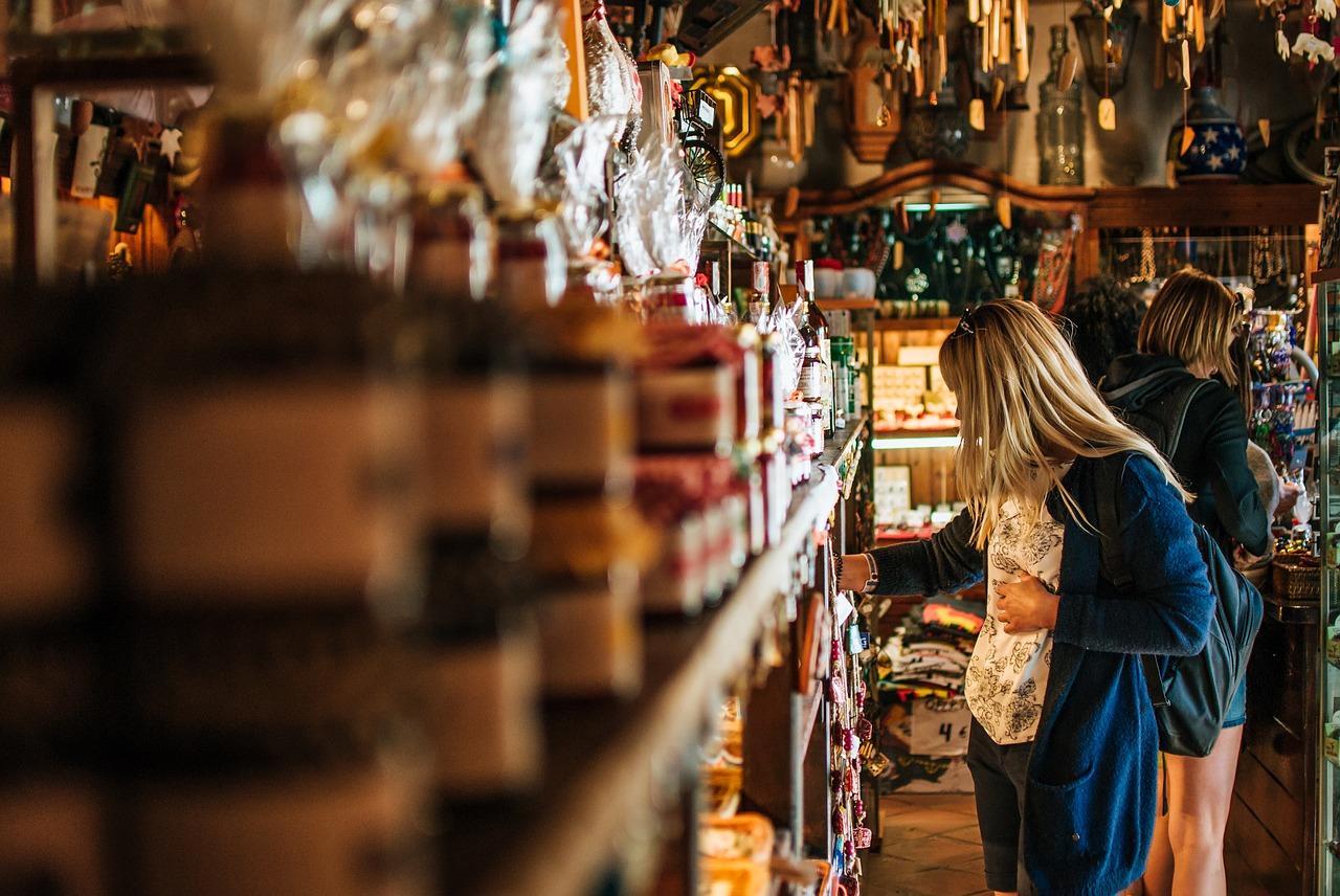 Imagem mostra mulher fazendo compra em uma loja.