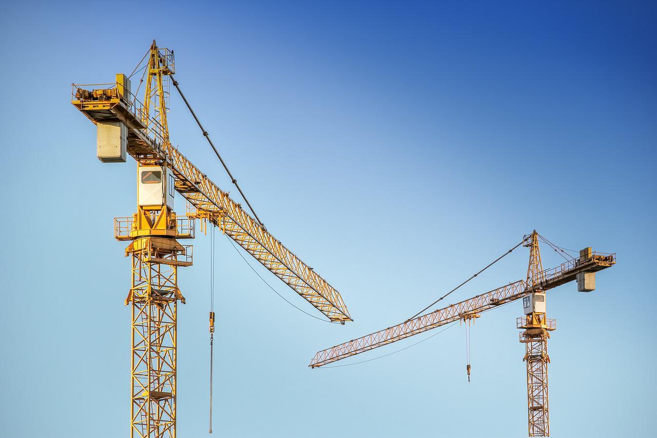 Imagem mostra equipamentos da construção civil.