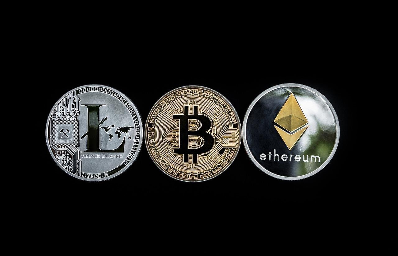 Imagem mostra bitcoin e outras moedas digitais.