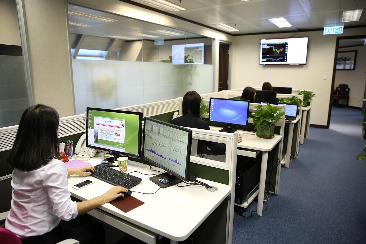 Imagem mostra funcionárias trabalhando em escritório.