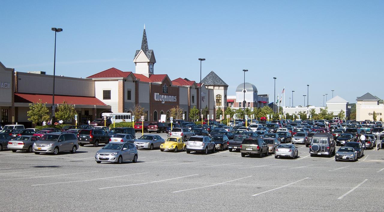 Imagem mostra um centro comercial dos EUA.