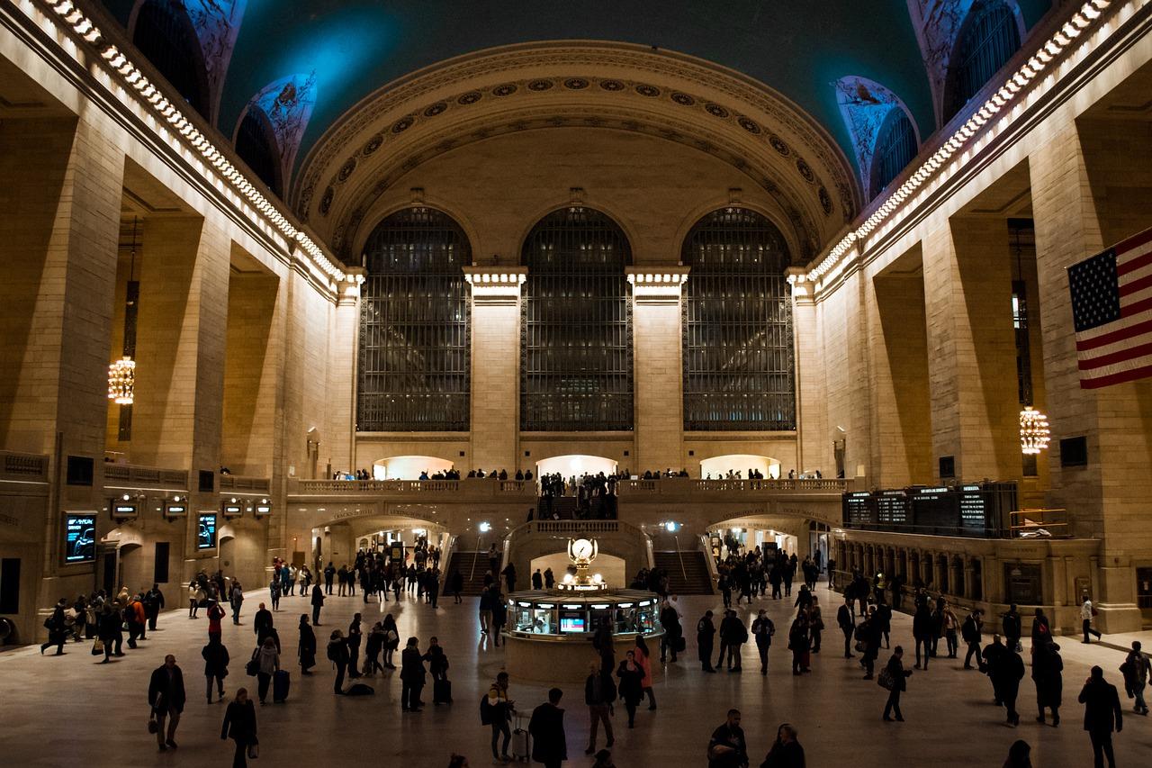 Imagem mostra pessoas na estação central de NY.