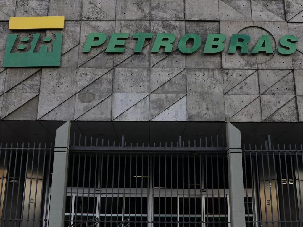 Assembleia da Petrobras (PETR3; PETR4) elege indicados pelo governo