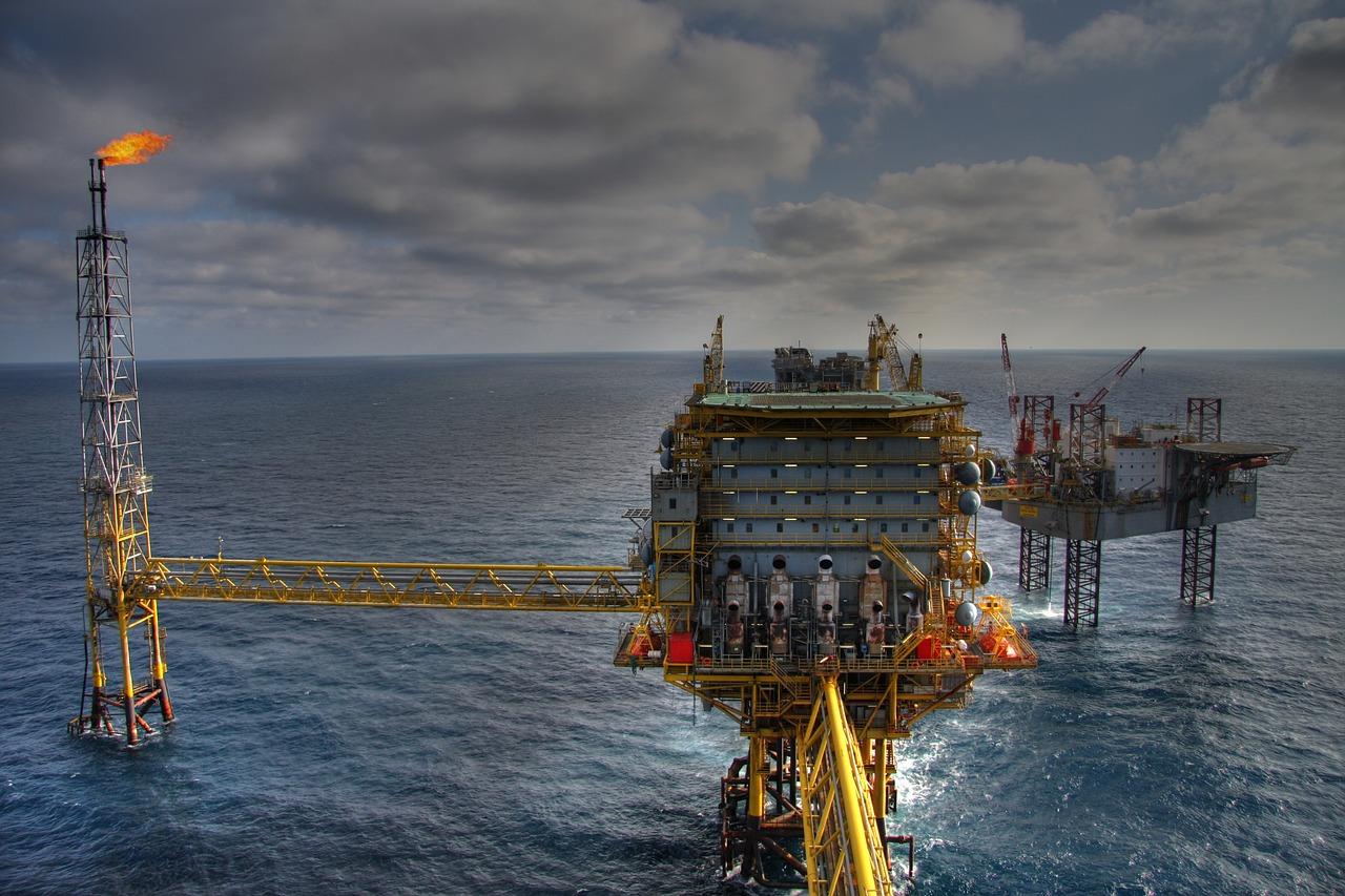 Imagem mostra uma base de extração de petróleo.