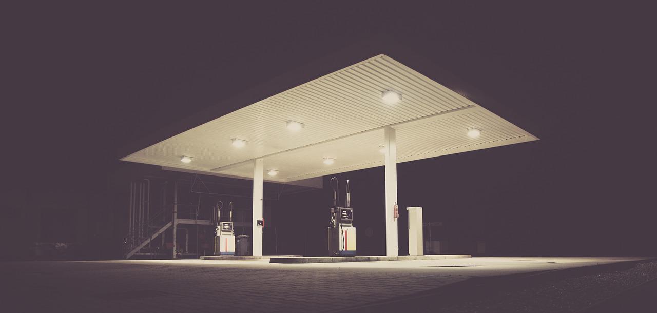 Imagem mostra um posto de gasolina na madrugada.