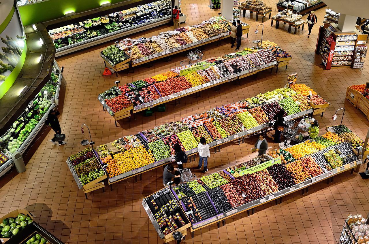 Imagem mostra brasileiros no supermercado.