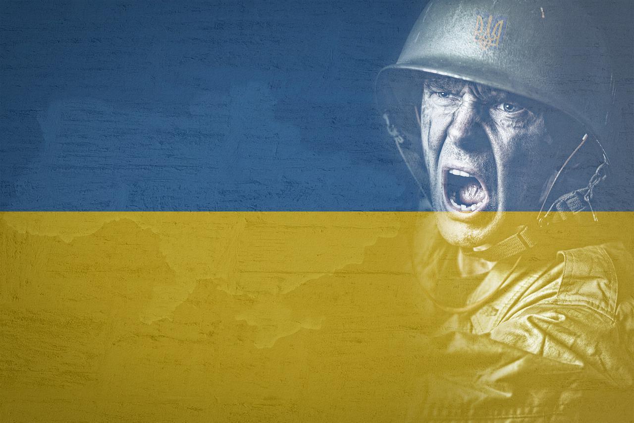 Imagem mostra uma bandeira da Ucrânia com um soldado nela.