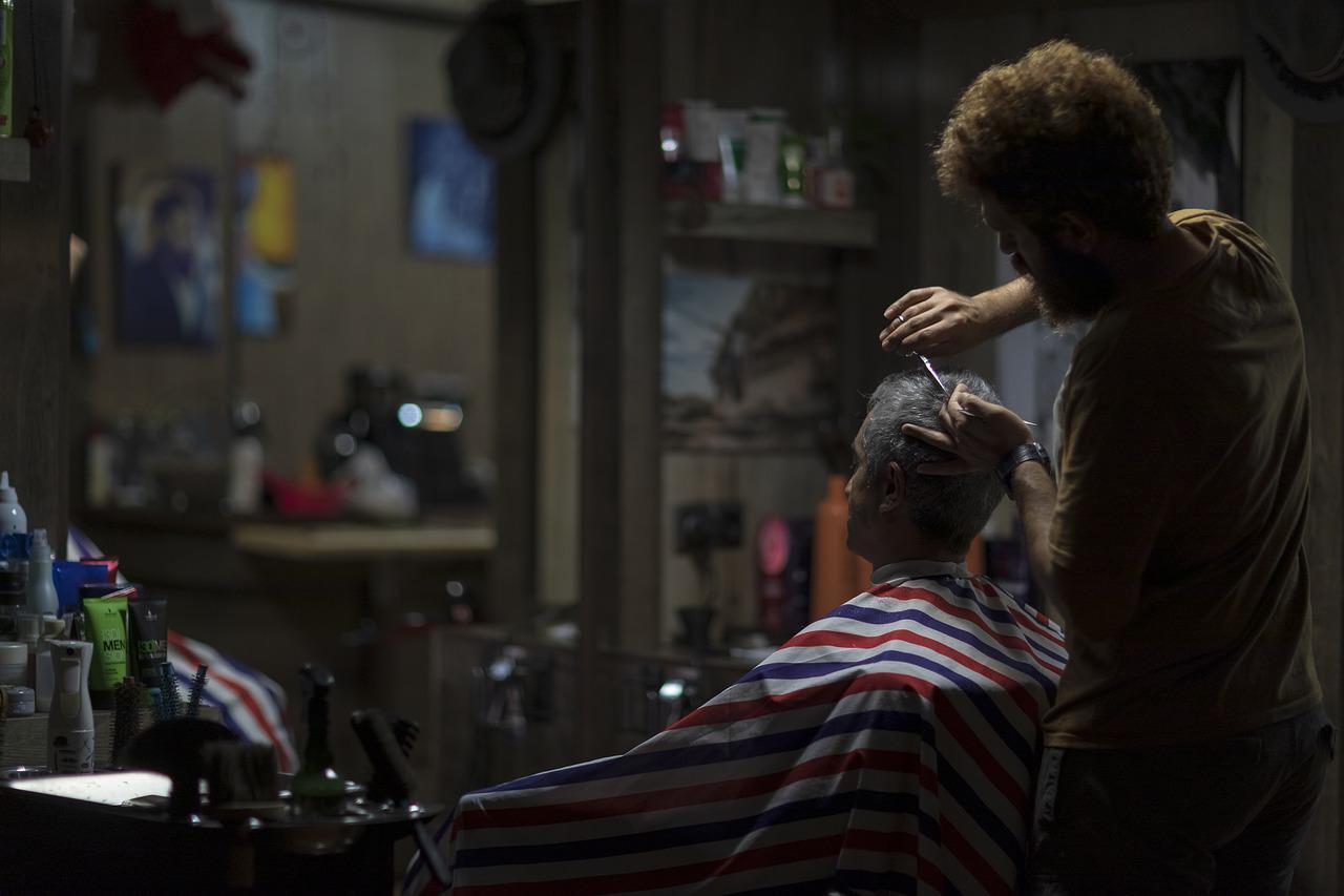 Imagem mostra um barbeiro trabalhando.