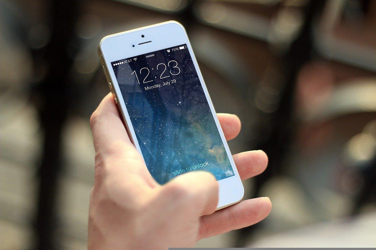Imagem mostra um celular na mão de seu usuário.