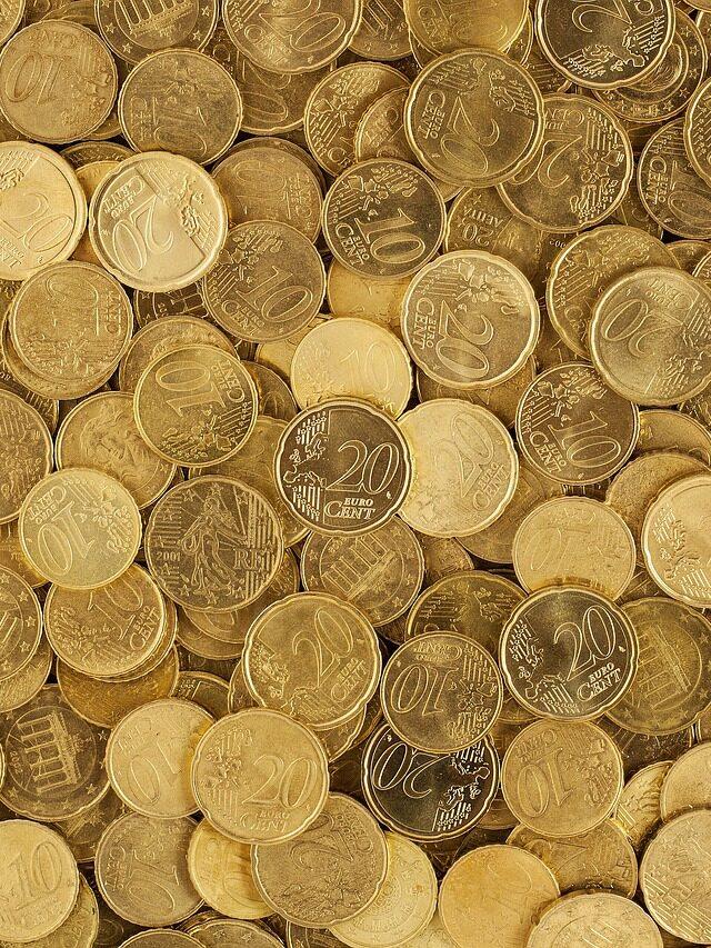 Imagem mostra moedas de euro douradas - conheça os jovens bilionários brasileiros