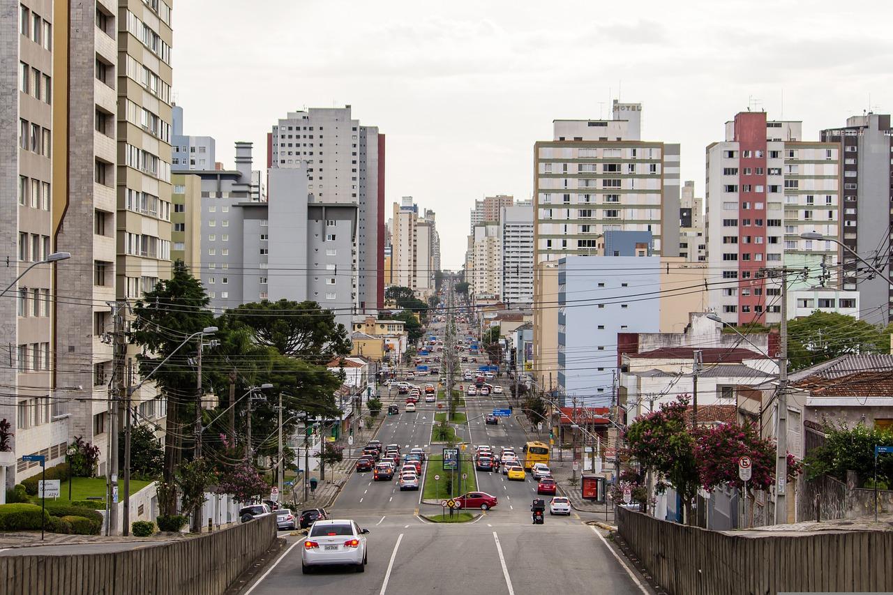 Imagem mostra a cidade de Curitiba.