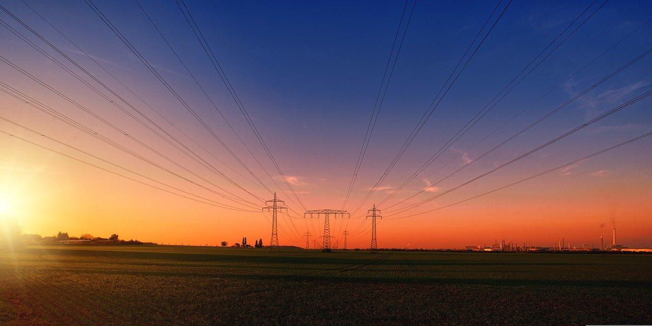Imagem mostra torres de energia elétrica e cabos.