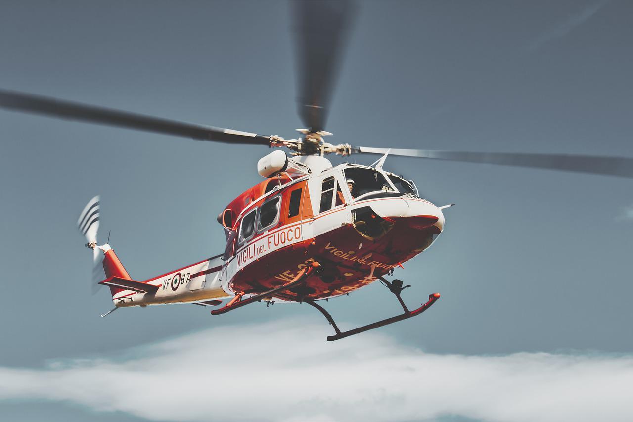 Imagem mostra um helicóptero de socorro a emergências.