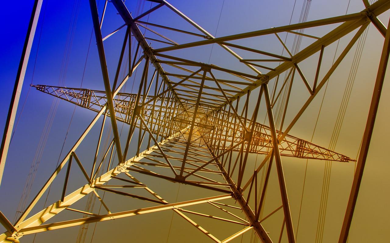 Imagem mostra uma torre de energia.