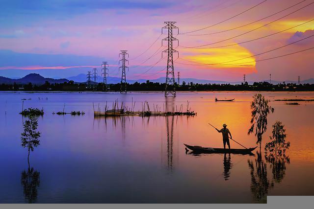 foto de lago com torres de energia elétrica ao fundo