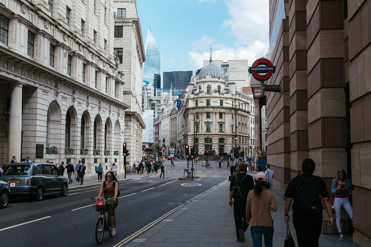 Imagem mostra uma rua de Londres.