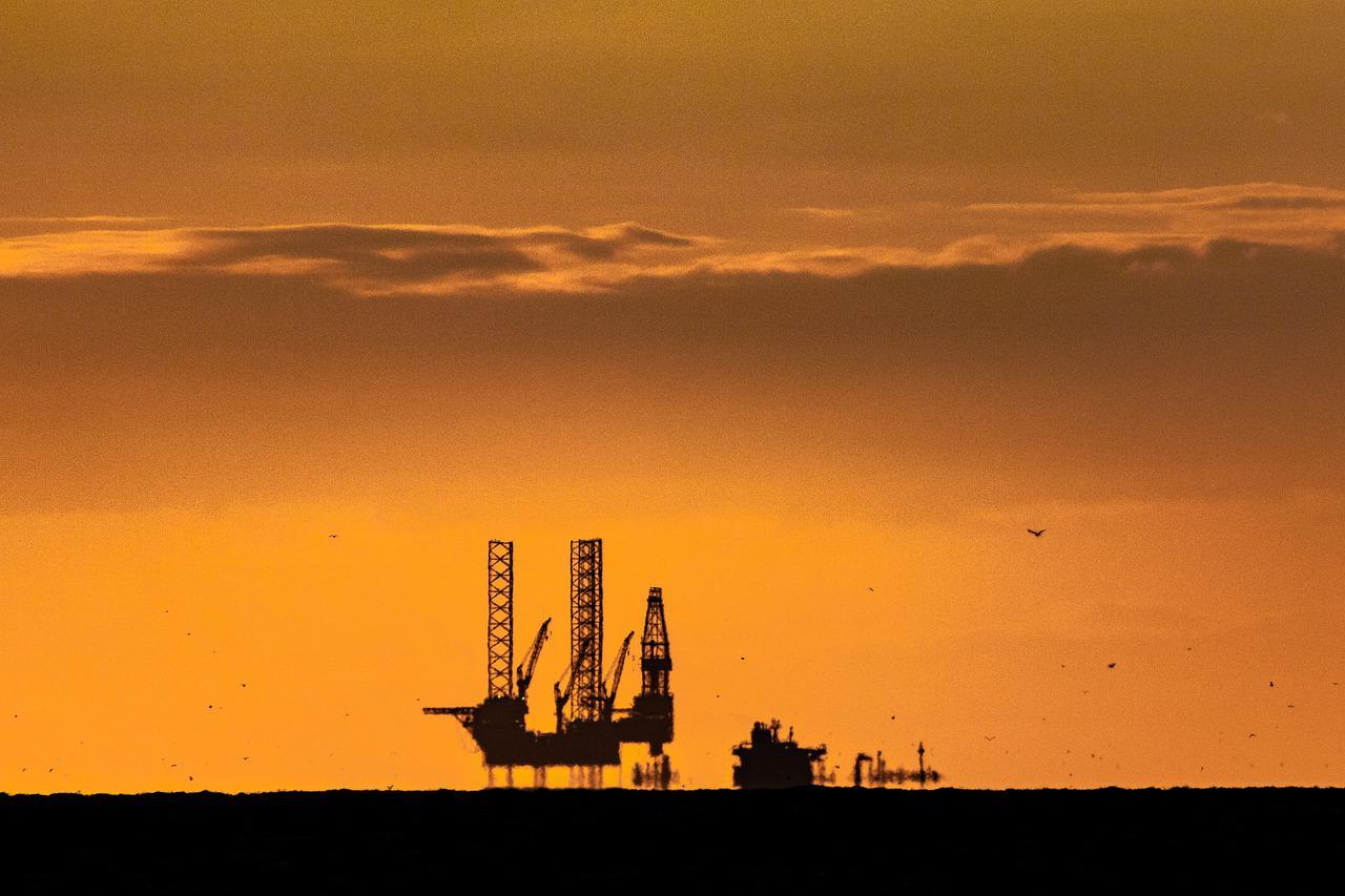 Imagem mostra uma plataforma de petróleo ao longe.