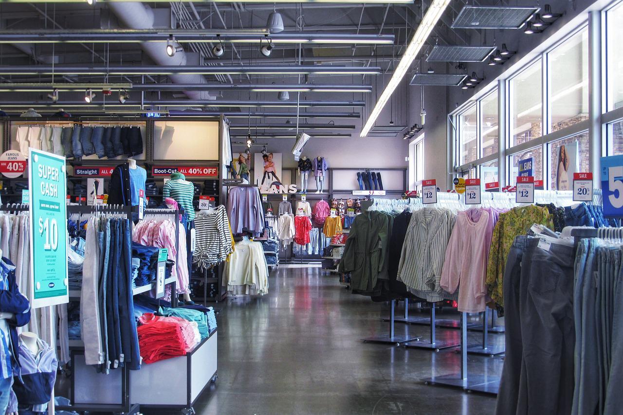 Imagem mostra uma loja de varejo de roupas.