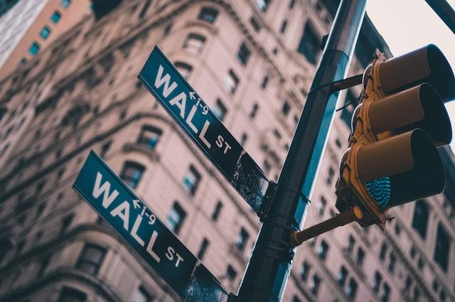 Imagem mostra uma esquina de Wall Street, em Nova Iorque.