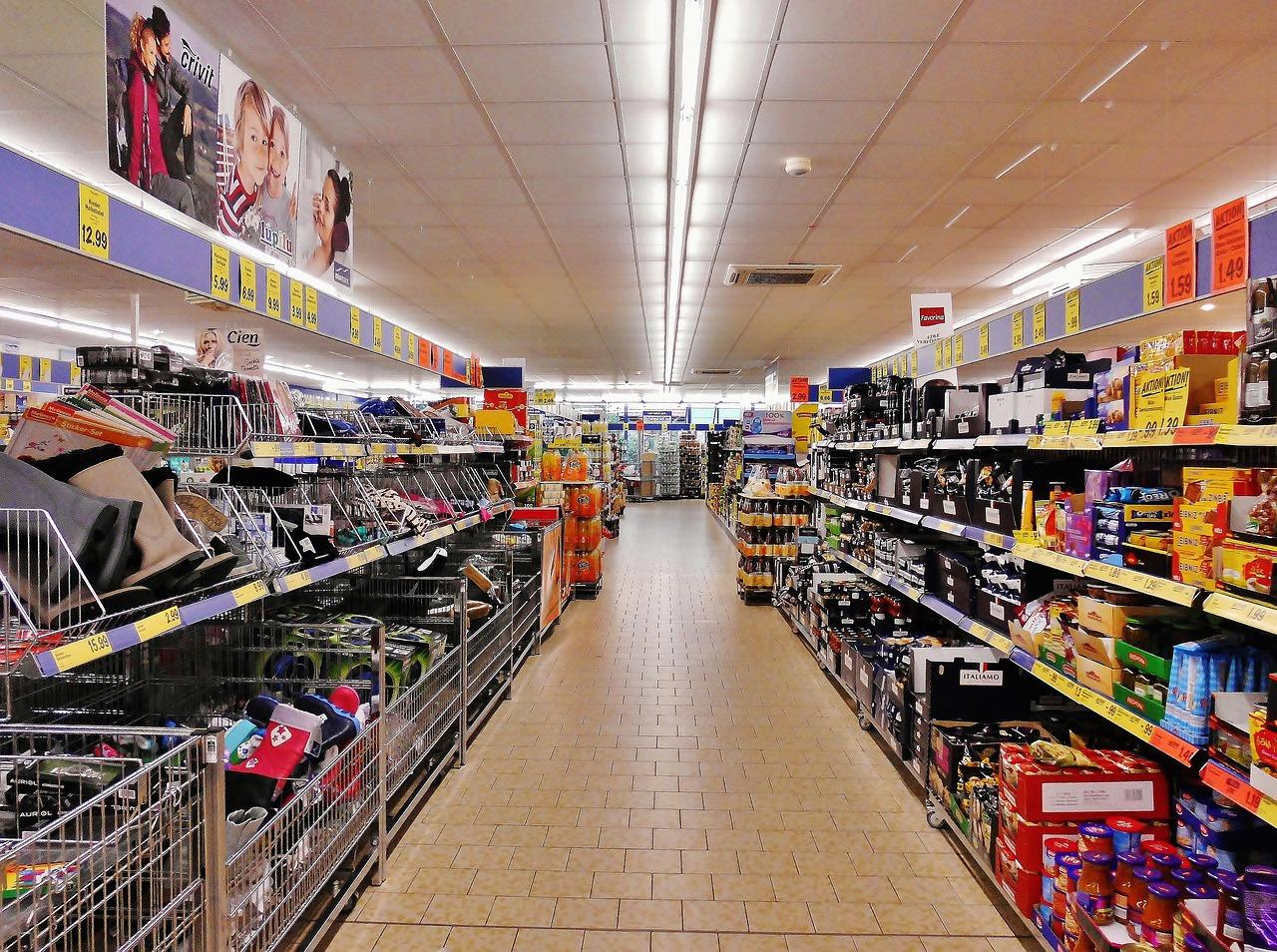 Corredor de supermercado EUA; inflação dá sinais de queda