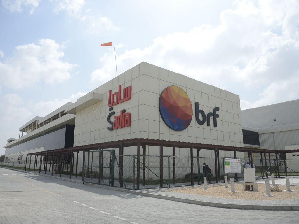 Fachada fábrica da BRF (BRFS3) em Abu Dhabi, nos Emirados Árabes Unidos. Empresa agora prepara ações locais na Arábia Saudita.