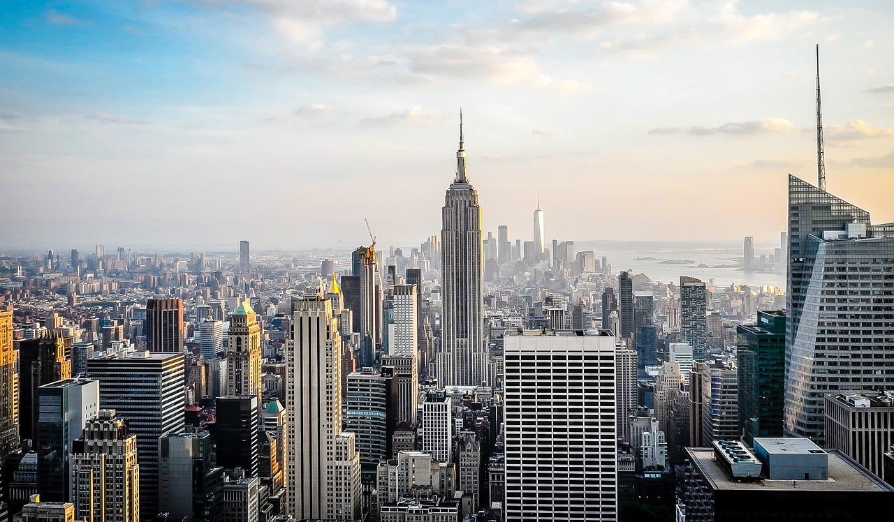 Imagem diurna mostra vista de prédios em Nova York, com destaque para o Empire State. Ilusra texto sobre queda do índice de confiança do consumidor nos EUA.
