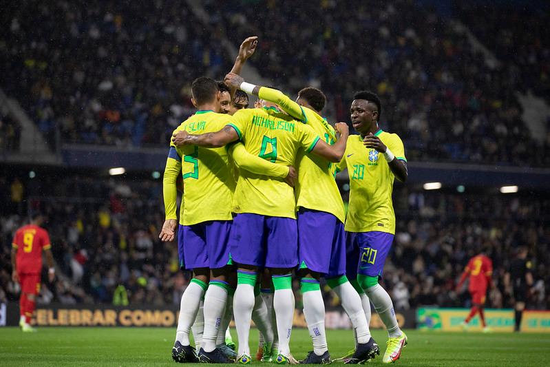 Seleção brasileira festeja gol em amistosos; ,imagem ilustra texto sobre planejamento financeiro para ir à Copa de 2026