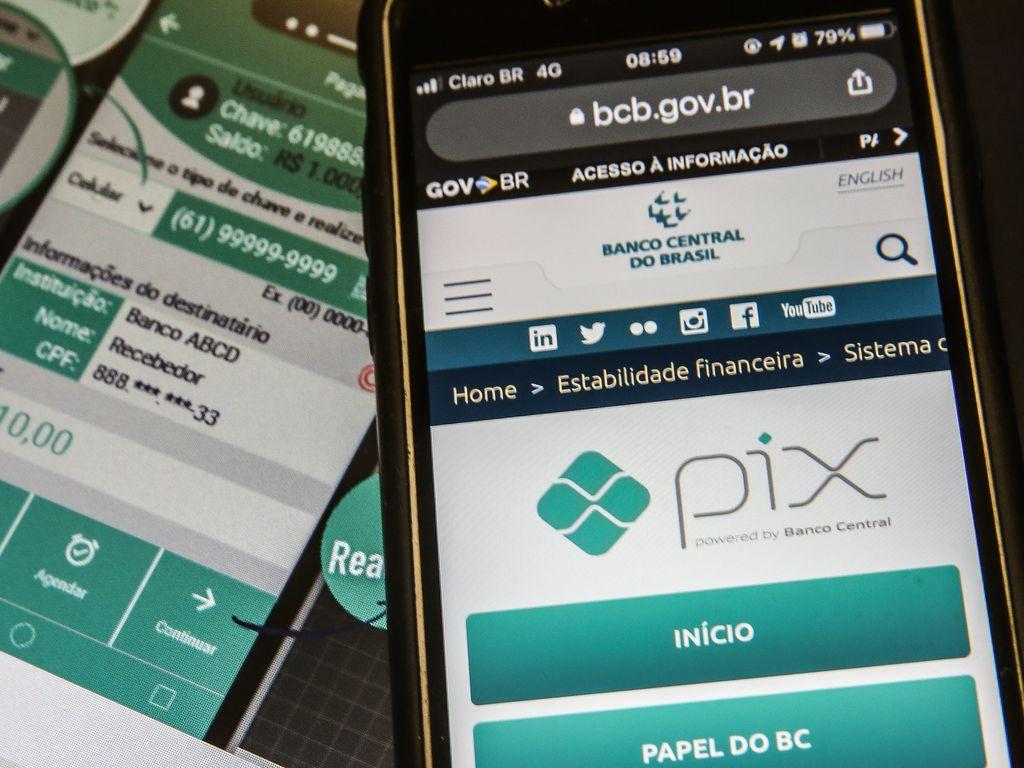 Imagem mostra celulares abertos em site do BC sobre Pix. Matéria fala sobre possibilidades de um "Pix internacional"