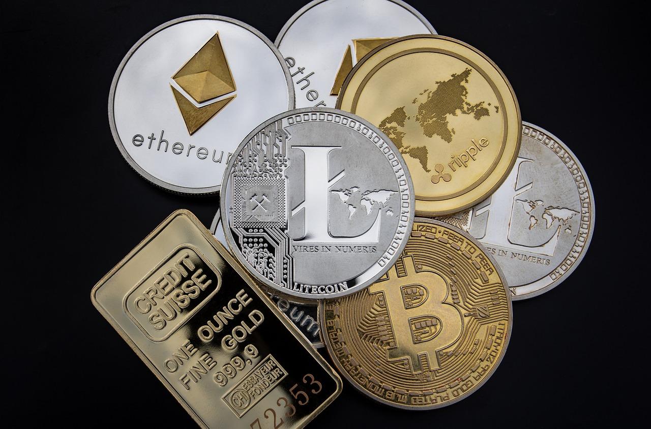 Imagem mostra moedas com logomarrcas de criptomoedas