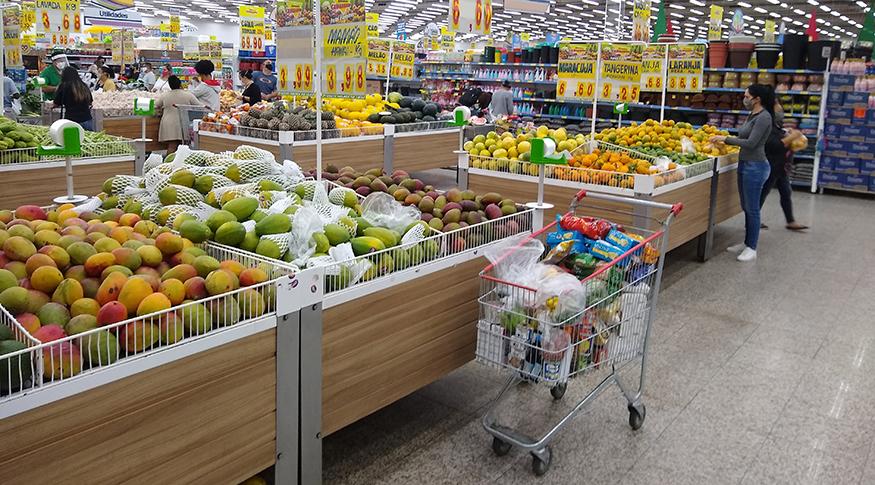 Imagem mostra supermercado com área de frutas em primeiro plano; os alimentos foram os principais responsáveis pela alta do IPCA em outubro