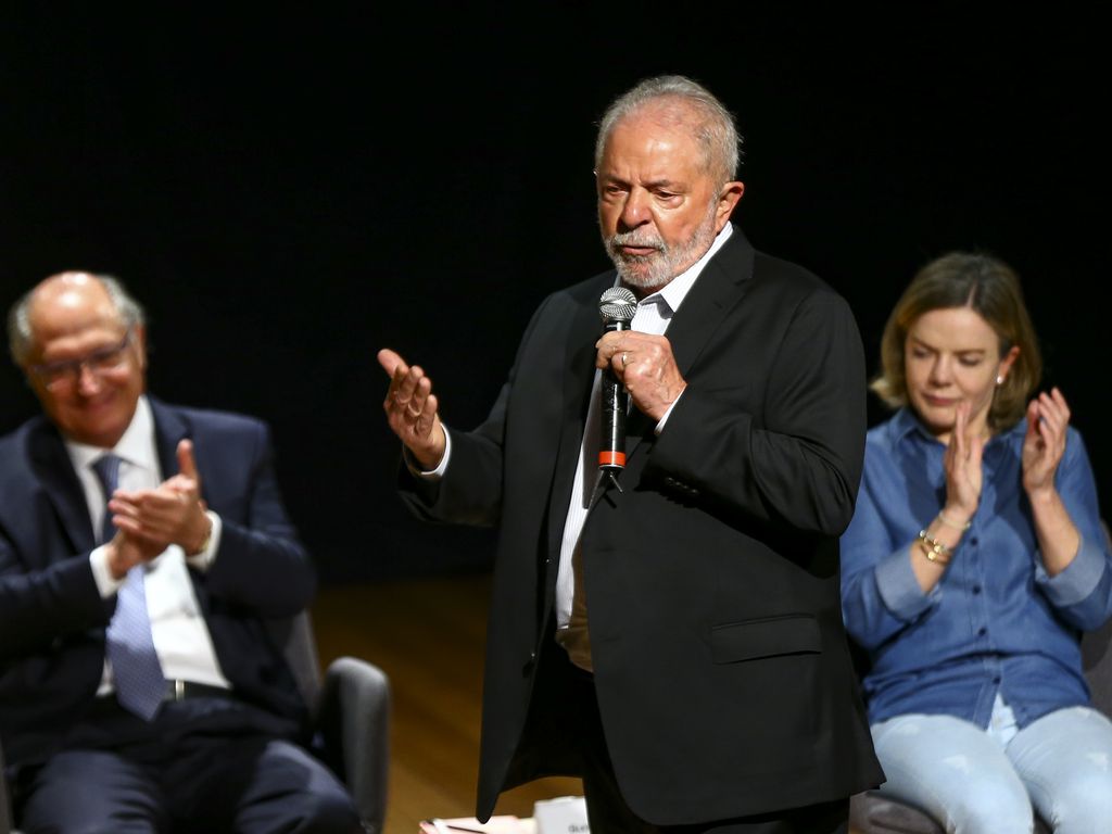 Lula anuncia novos ministros e confirma Simone Tebet para o Planejamento