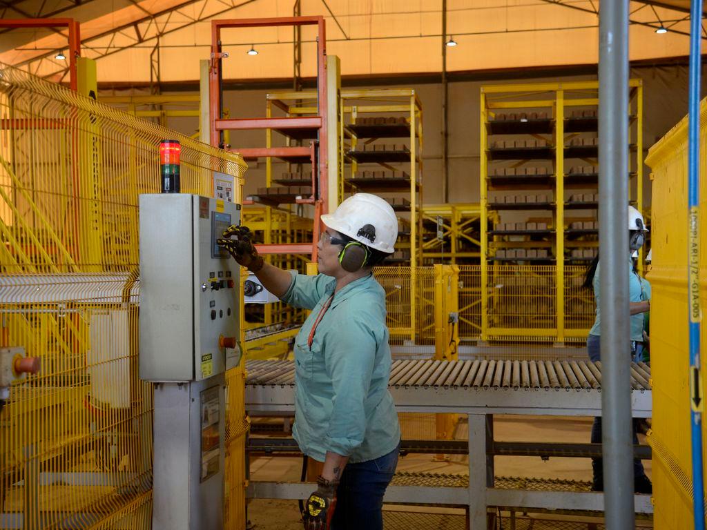 Operária trabalha em fábrica; foto ilustra matéria com dados da Pnad Contínua de outubro de 2022