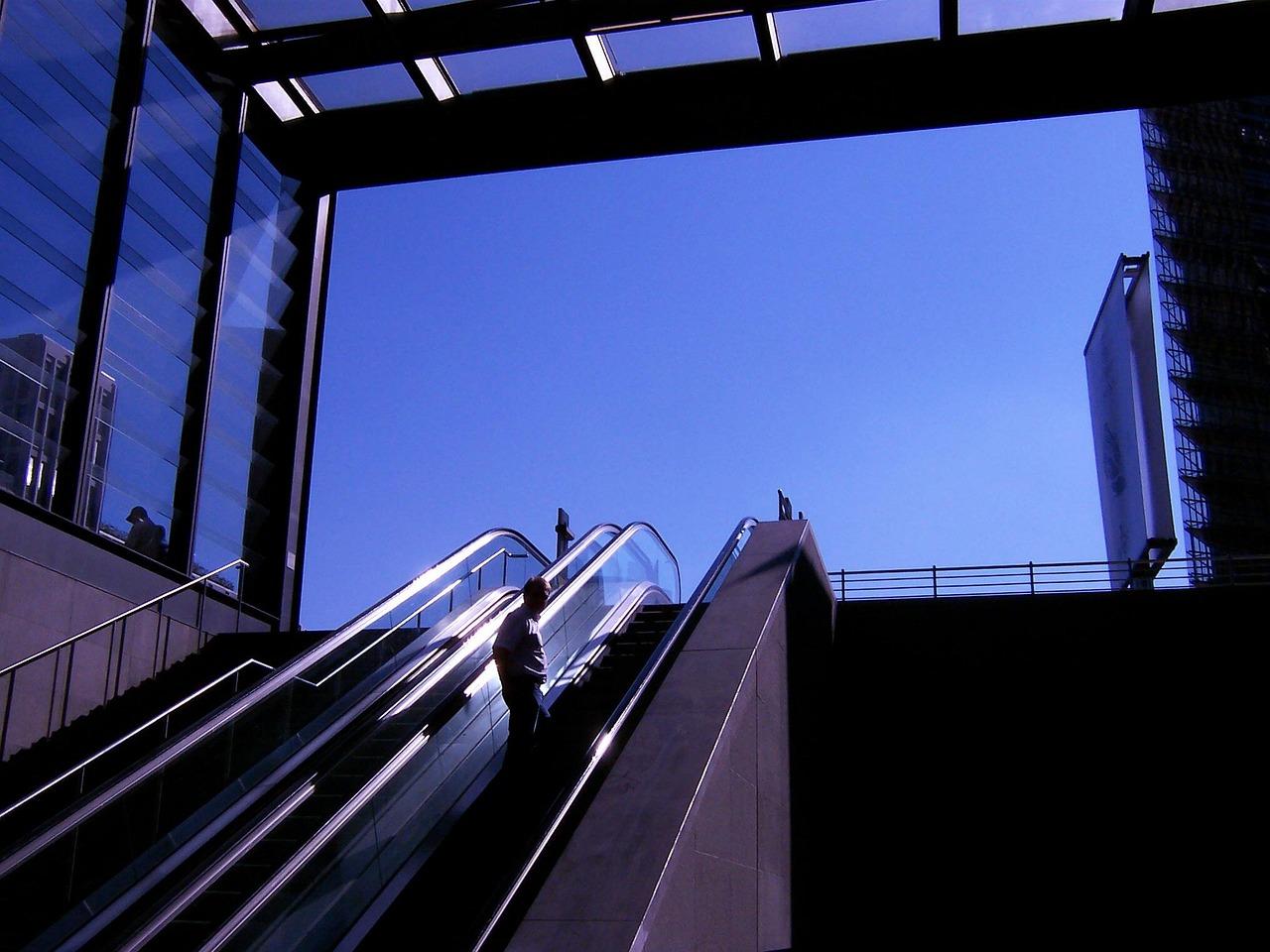 Imagem mostra um homem deixando a estação de metrô de uma cidade alemã.
