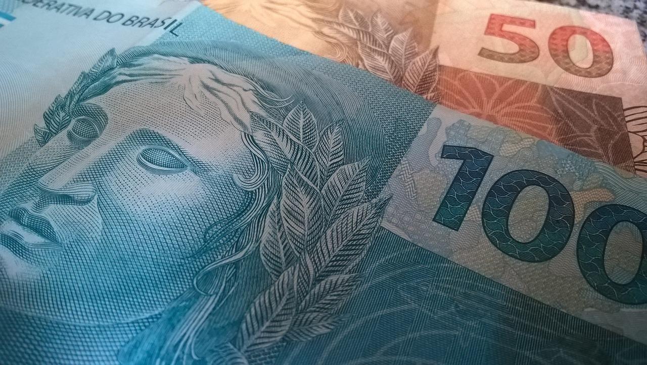 Imagem mostra duas notas de dinheiro brasileiro.