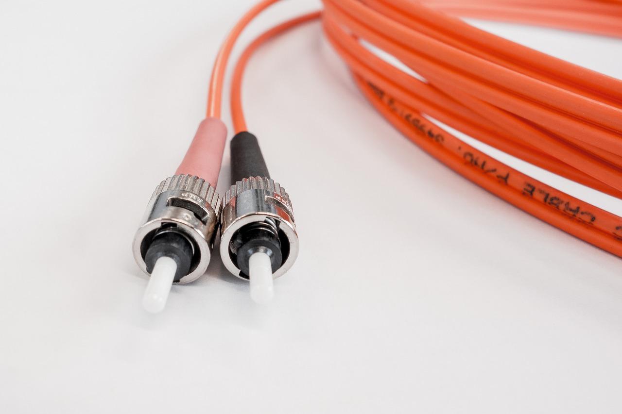 Imagem mostra cabos de fibra ótica.