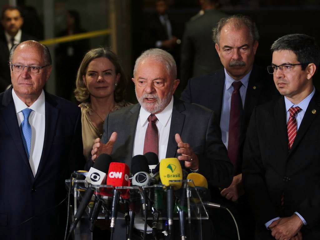 Petrobras (PETR4) não será fatiada, diz Lula em coletiva; Ibovespa azeda