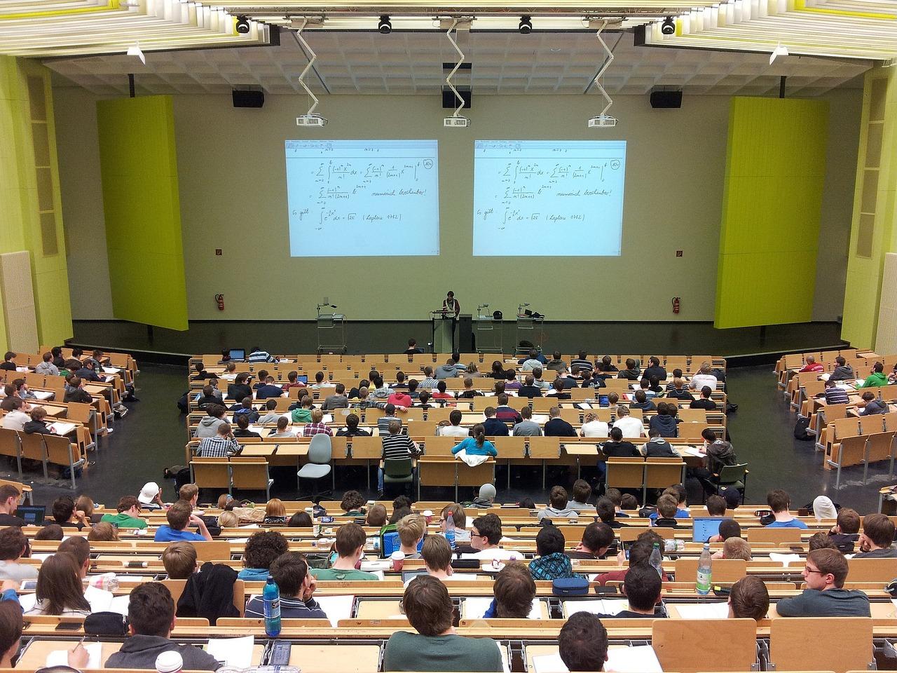 Imagem mostra um auditório de faculdade.