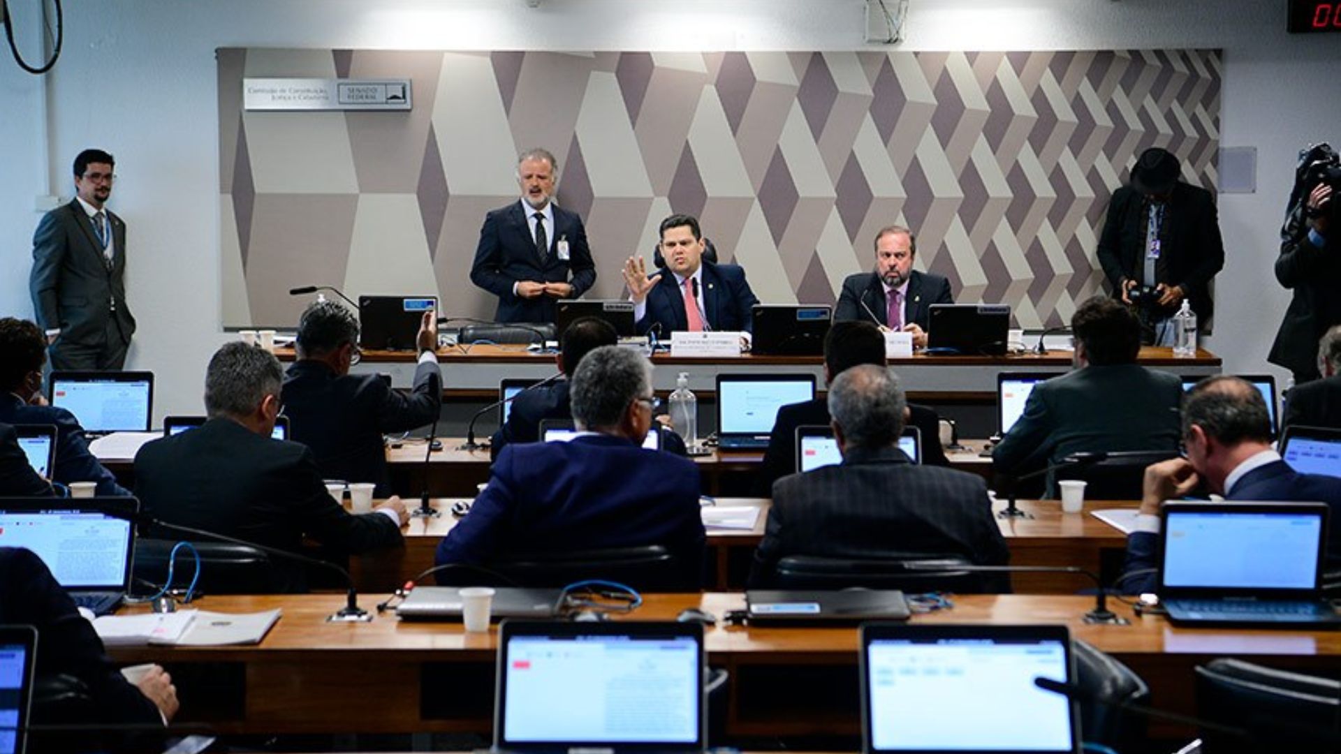 Renan Calheiros se torna réu por corrupção e lavagem de dinheiro, após STF ter aceito denúncia