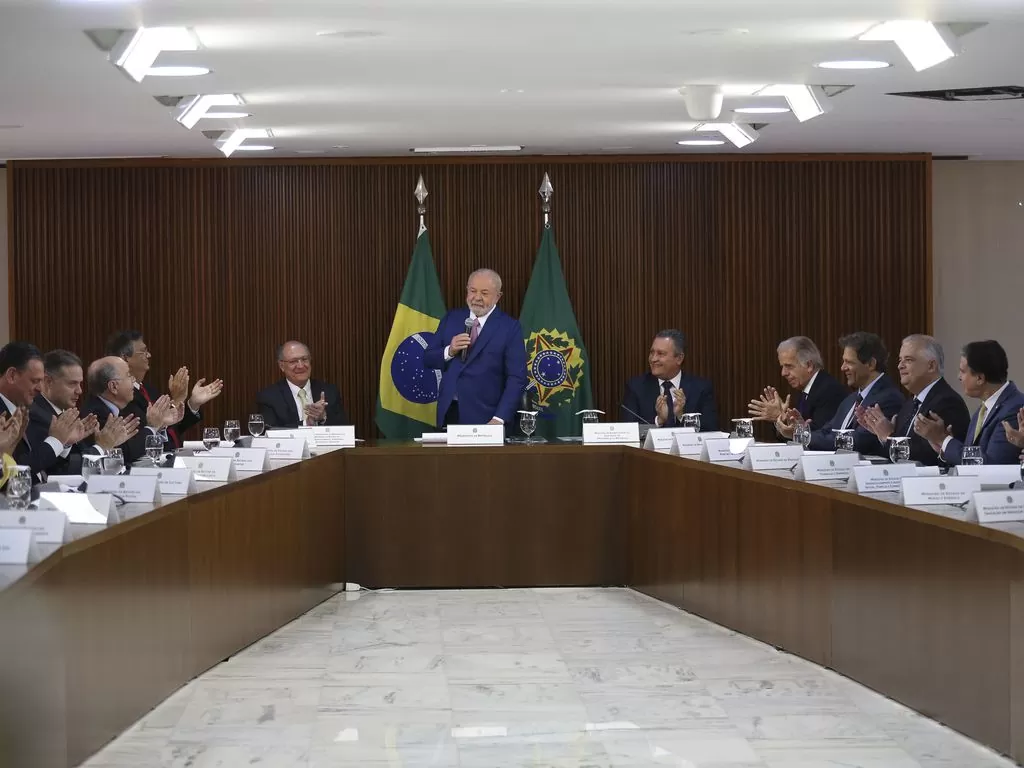 Lula reúne ministros e promete “crescimento com responsabilidade”