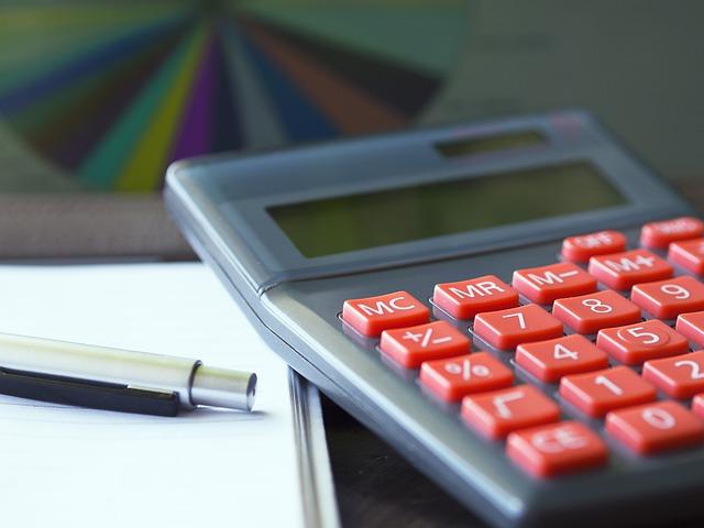 foto de calculadora, papel e caneta: carteiras administradas