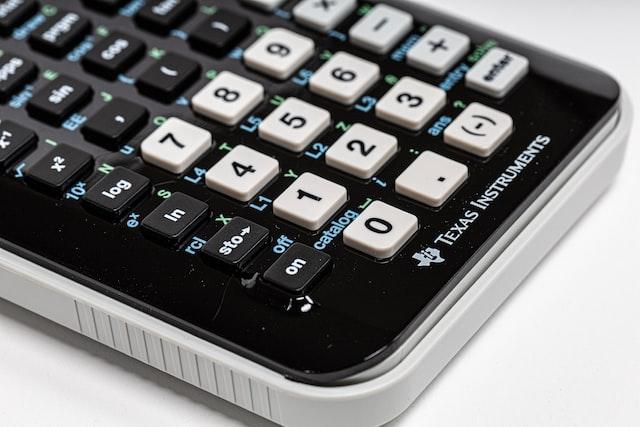 Imagem mostra uma calculadora moderna sobre a mesa.