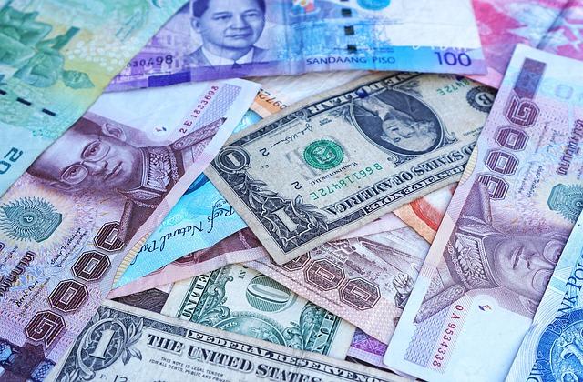 foto de notas de dinheiro: moeda única entre Brasil e Argentina