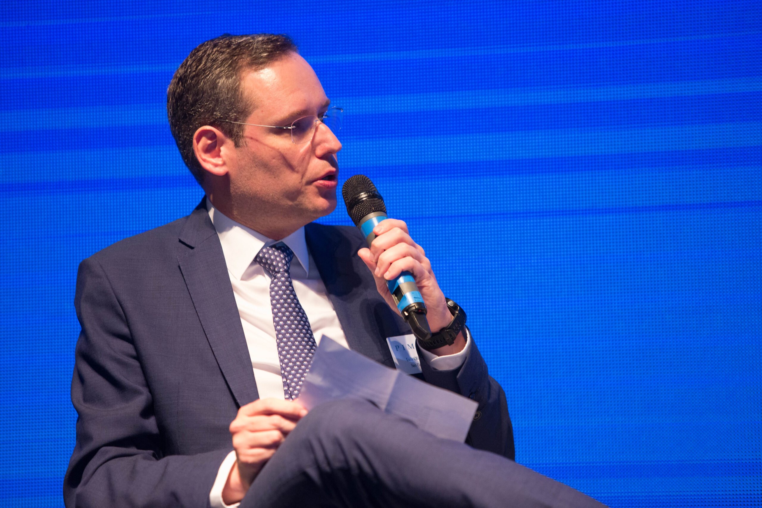 Luis Otavio Oliveira, da PIMCO, compartilha dicas de investimentos globais no Invista Lá Fora; participe