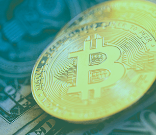 foto de moeda de bitcoin e notas de dólares