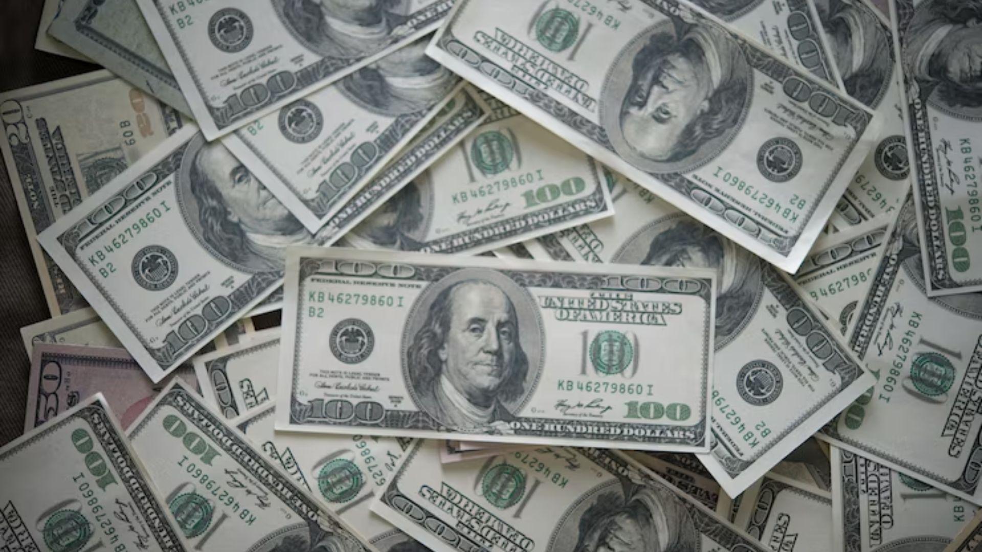 Imagem mostra dólares para matéria sobre infla~~ao nos EUA