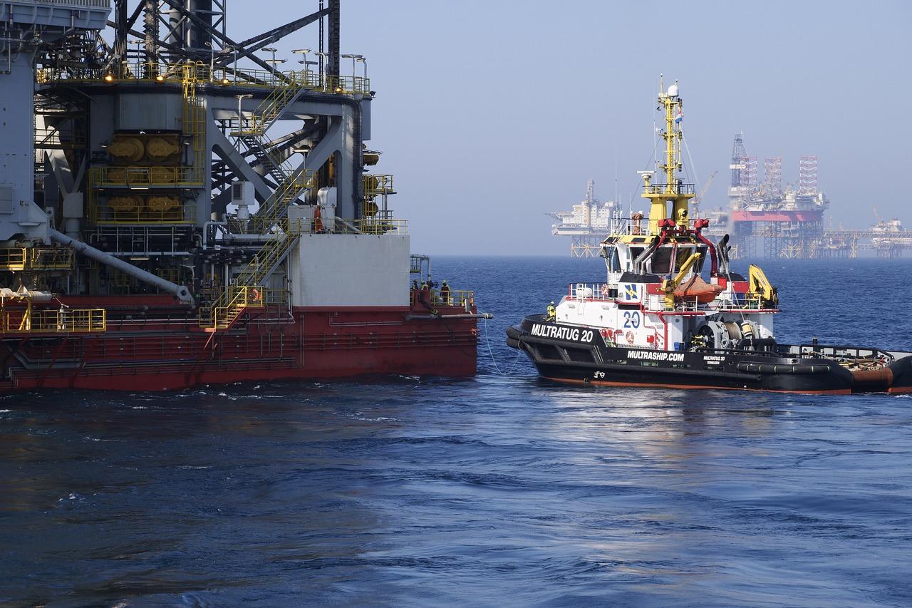 Imagem mostra uma operação de desembarque em plataforma de petróleo em alto mar.