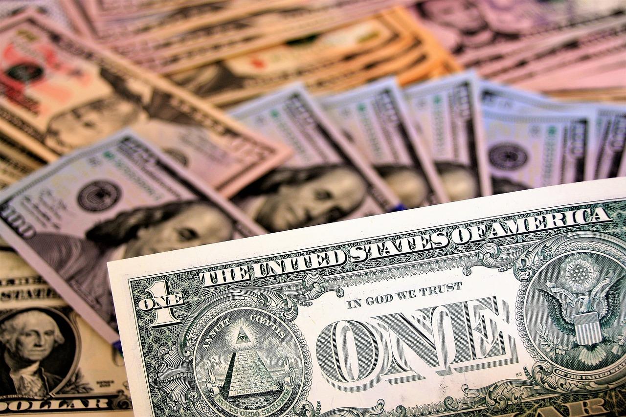 Imagens de cédulas de dólares para ilustrar texto sobre Livro Bege do Fed