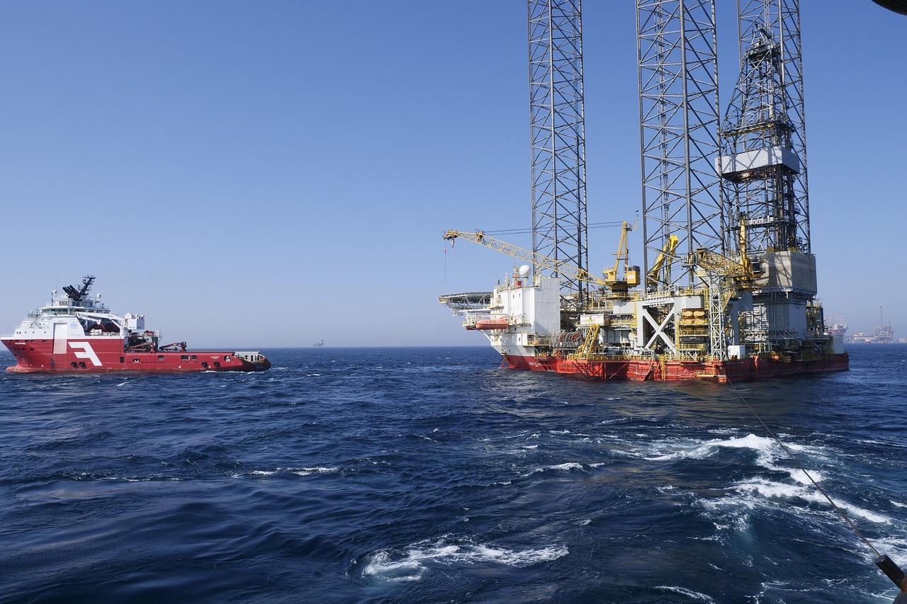 ?Imagem mostra plataforma marítima de petróleo para ilustrar matéria sobre imposto de exportação sobre o petrólei